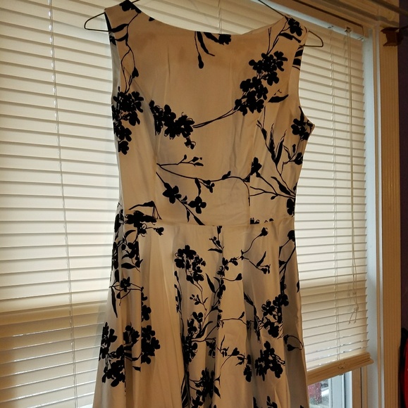 White floral dress - Picture 1 of 3